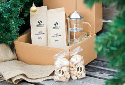 Verschenke zu Weihnachten puren Genuss mit unserem Kaffee und einer French Press Kaffee, Amarettini und eine French Press in einer Box: was will man mehr