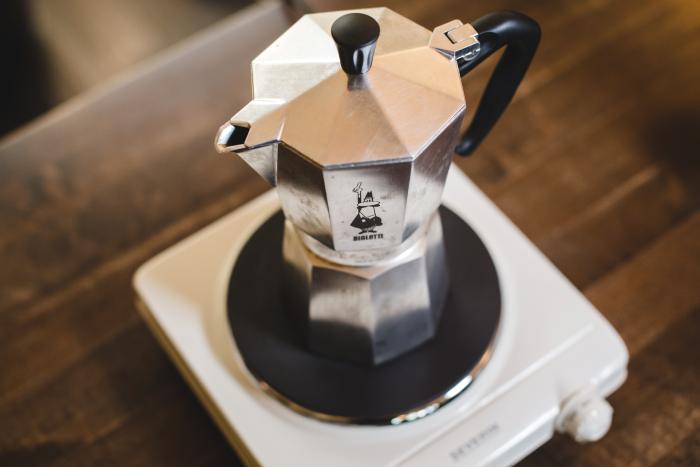 Koche den Espresso langsam auf und führe nicht zu viel Hitze auf einmal zu.