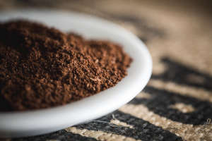 Mittelgrob gemahlene Kaffeebohnen haben eine mittelgroße Oberfläche und empfehlen sich für den Handfilter/Filterkaffee