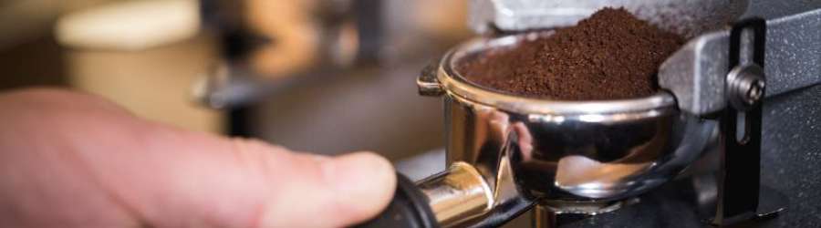 Mahle Deinen Espresso fein, damit später alle Aromen extrahiert werden können.